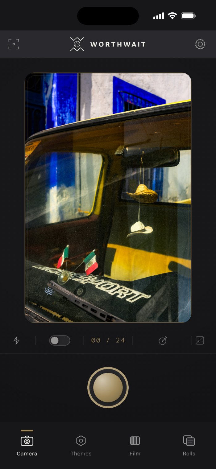 The WorthWait viewfinder: the whole screen is the exposure dial